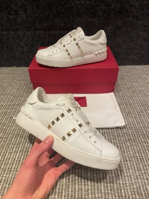 Valentino skor - Hej! Säljer nu dessa svin snygga valentino skor. Skorna är i nytt skick! Begränsat antal boxar och dustbags. Hör av dig vid frågor.