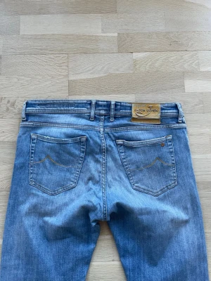 Ljusblå jeans från Jacob Cohen Limited edition - Snygga ljusblå jeans från Jacob Cohën. Modellen heter ”688 Limted edition” och har storleken W34. Finns endast 590 gjorda i hela världen! Hör gärna av er vid funderingar eller frågor!
