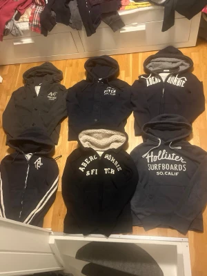Abercrombie & fitch hollister hoodies drop  - Abercrombie och Hollister hoodies, går att köpa en eller flera, olika priser och storlekar S,M,L från 410 kr och upp styck skriv för köp har även mycket mer i min profil kolla och följ gärna 😁✌️