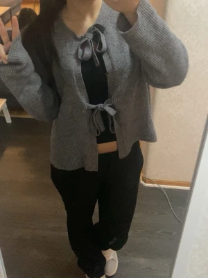 Grå stickad kofta med knytband - Säljer en grå stickad kofta, säljer pga att den inte kommer till användning💕mycket skönt material, står att det är storlek L men den är liten i storleken.