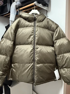 Filippa K dunjacka  - vändbar design, dubbelnåls-kanal konstruktion och dolda handvärmarfickor. Unisex design.