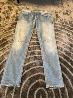 Dondup jeans  - Säljer ett par jeans ifrån dondup. Storlek 36 men sitter mer som 32/34 beroende på hur man vill att de skall sitta. Skick 10/10 aldrig använda endast tvättade. Skriv om ni har frågor eller vill ha fler bilder.