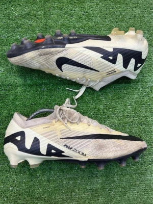 Nike Air Zoom Mercurial 44  - Snygga Nike Air Zoom Mercurial fotbollsskor i beige och svart med klassisk Nike-logga på sidan. Skorna har snörning, låg profil och mönstrad ovandel i syntetmaterial för bra bollkontroll. Sulan har fasta dobbar för spel på gräsplan. Har små skador men märks inte av när man spelar med dom, dom är så gott som nya förutom dom små skadorna som inte syns eller känns av om man inte kollar extra noga. Ställ gärna frågor. Priset kan diskuteras 