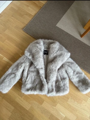 Pälsjacka Zara - Endast provad, Toppenskick och super gosig:) Hrå/beige