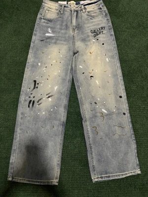 Gallery Dept. ljusblå jeans med tryck, SizeM - Unika ljusblå jeans från Gallery Dept. med raka ben och coola färgstänk och tryck över hela plagget. Materialet är denim i bomull och passformen är avslappnad och trendig. Pris kan diskuteras!