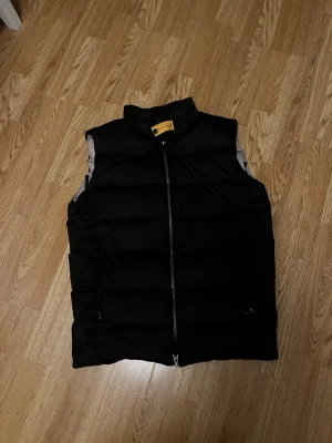 Parajumpers väst - Säljer nu min väst då jag behöver pengar jag fick den i present för 2 månader sedan och har inte använt den mycket sedan dess den är i ny skick men som sagt jag fick den i present där av kan jag inte garantera äktheten därför säljer jag den billigt men allt tyder på att den är äkta allt ser väldigt bra ut och jämförde men min kompis som är äkta och dom var identiska och om man scannar är koden kommer man till den riktiga sidan men jag är väldigt o kunnig kring sånt här så jag garanterar inget