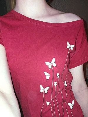 Vintage y2k offshoulder t-shirt med fjärilar - Mycket gott skick! Märket är att. Skriv gärna vid frågor❤️