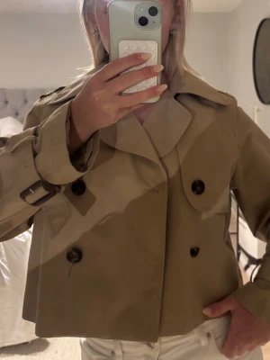 Beige trenchcoat  - Fin jacka från hm bra skick.