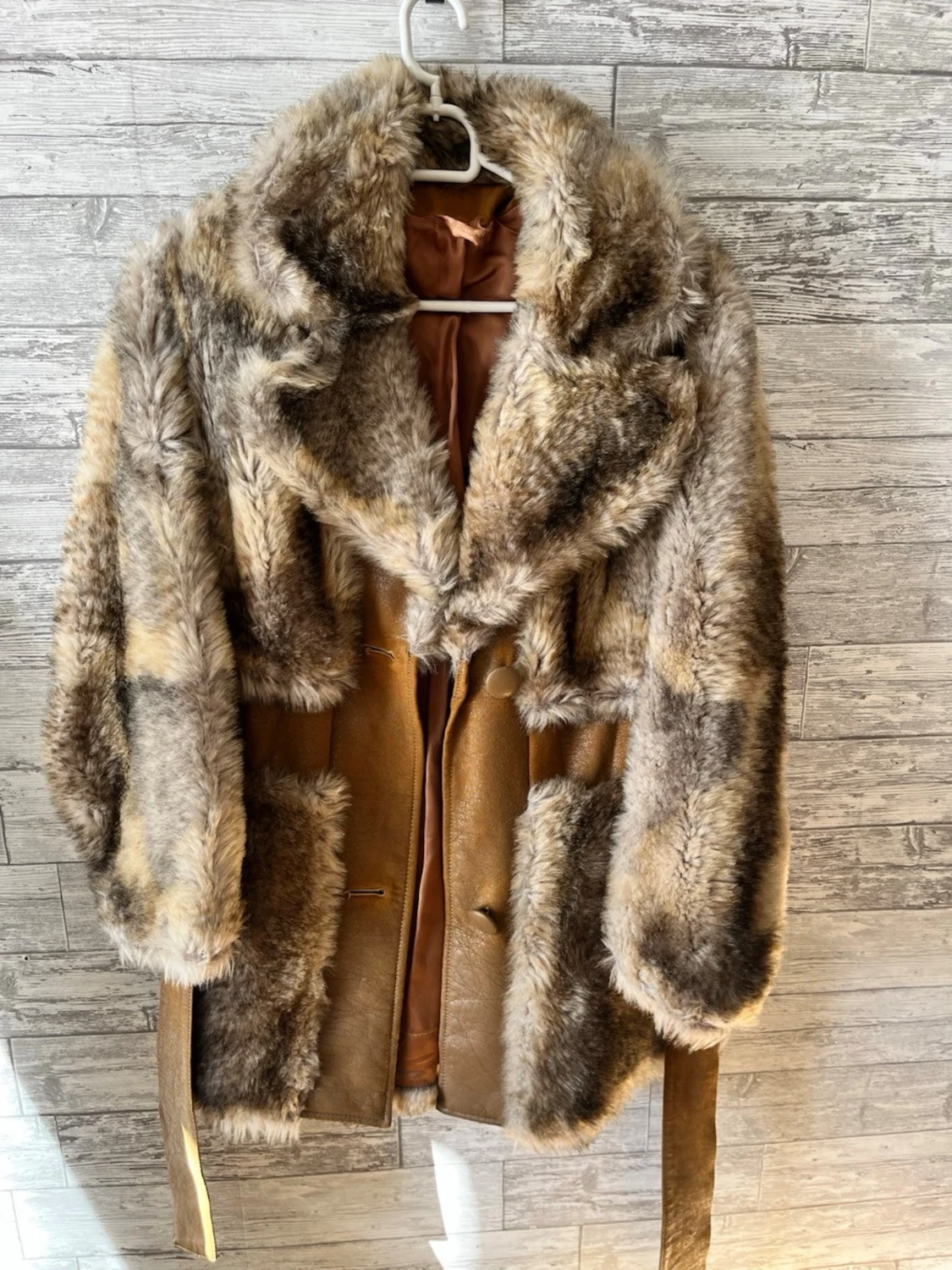 Brun och beige pälsjacka med bälte - 1