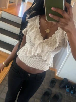 Vit spetsvolangtopp från Zara( priset går att diskutera!!) - Supersöt topp i vit spets med volanger och v-ringad hals. Toppen är helt ny och perfekt inför sommare.  Den är lite beige men lutar mer åt det vitare hållet.                        (Priset går så klart att diskutera!!)