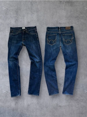 Vintage Edwin japan jeans  - Snygga Edwin ED-80 jeans i slim fit med klassisk femficksdesign och coola kontrastsömmar. Färgen är mörkblå med lätt tvättad look och detaljerade bakfickor. Perfekt passform för dig som gillar smalare jeans.