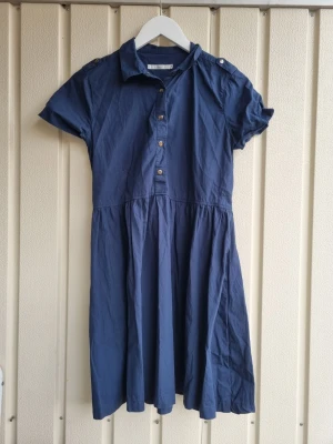 Marinblå kortärmad midikläning - Tillverkad i 100% bomull, köptes från Sellpy 