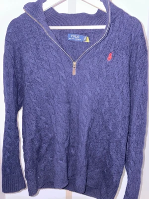 Ralph Lauren cable knit quarter zip - Tja! Säljer min Ralph Lauren quarter zip då den tyvärr inte passar mig längre.  Den är storlek L, men passar snarare som M då den krympt lite i tvätten.  Hör gärna av dig om du har några frågor eller vill ha fler bilder, jag svarar så snabbt jag kan!