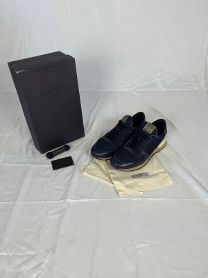 Valentino Rockrunners - Valentino rockrunners i storlek 44, passar även 45. Skorna är i riktigt bra skick och låda, dustbag, snören och äkthetsbevis. Det finns ett litet slitage på insidan av hälen men inget som märks av. Vid frågor eller funderingar är det bara att höra av sig!