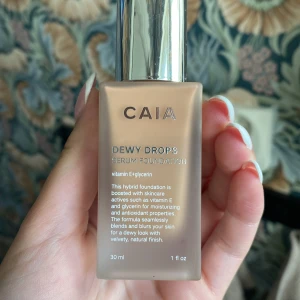 CAIA Dewy Drops Serum Foundation - Foundation från CAIA i nyansen Dewy Drops. Kommer i en frostad glasflaska med silvrig pump och lock. Innehåller vitamin E och glycerin för återfuktning och lyster. Ger en naturlig, daggig finish och smälter in i huden. Färg: 30 W, använd ca 10 gånger säljer då den inte funkar till min hudtyp.