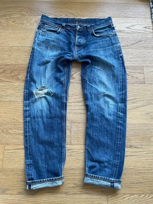 Nudie jeans selvedge - Tjena! Säljer nu dessa extremt sällsynta Nudie jeans selvedge steady eddie med en väldigt snygg fade. Storlek 32x32. Skick 9/10. Nypris på dessa är ca 2500 och mitt pris 1199, (pris kan diskuteras vid snabb affär). Hör gärna av er vid minsta fundering/fråga. MVH JL Sellout