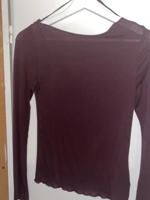 Mörkröd långärmad topp - En enkel och stilren mörkröd långärmad topp med smal passform. Intimissimi liknande 