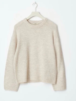 Beige stickad tröja från ginatricot  - Mysig beige stickad tröja från ARKET med rund halsringning och avslappnad passform. Tröjan har ribbade muddar vid ärmslut och nederkant. Endast andvänd en gång, nypris 399