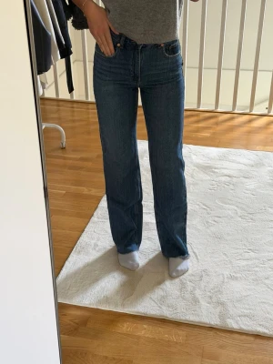 Blå raka jeans från Mango - Säljer ett par klassiska blå jeans från mango med rak passform och hög midja.  