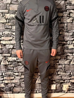 Nike Psg tracksuit - Säljer en fet tracksuit som är perfekt till sommaren o året runt. Massa komplimanger får den. Alla har ej på sig denna färg så den är tvär fet till skolan oså. Aldrig använd