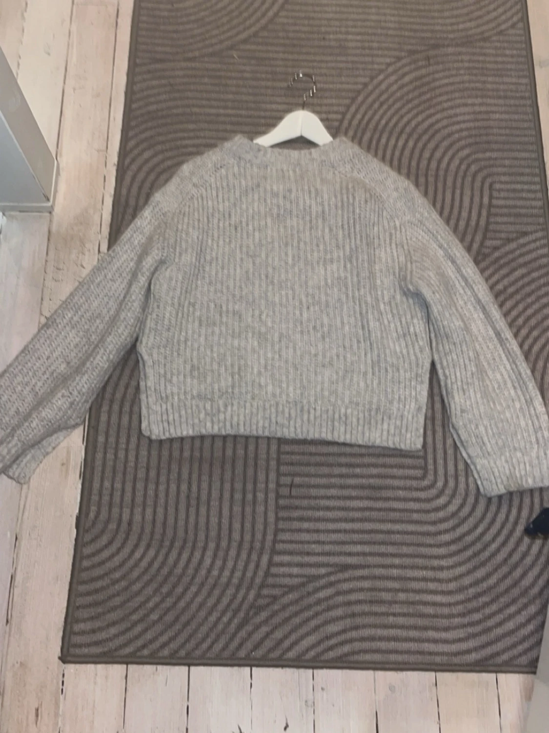 Grå croppad stickad tröja - 1