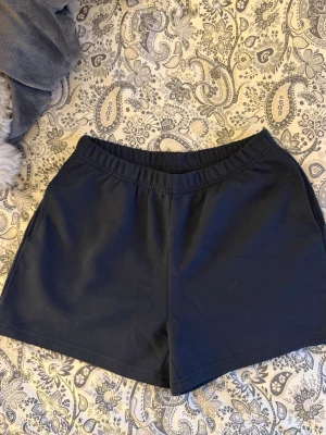 Marinblåa shorts från Gina tricot - storlek XS - Säljer ett par söta shorts från Gina tricot i storlek XS. De sitter lågt i midjan och har två fickor. Perfekt till sommaren🌼  Hör gärna av dig vid frågor💛