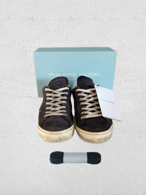 Philippe Model Skor - | ETT PAR SNYGGA PHILIPPE MODEL SKOR TILL SOMMAREN | FÄRG: Blå | SIZE: 45 | SKICK: Mycket bra | RETAIL PRIS: 3 500kr | VI KOMMER ATT SÄLJA DESSA FÖR 2199KR, EXTRA SNÖREN I BLÅTT OCH TAG MEDFÖLJER I KÖPET | HÖR GÄRNA AV ER VID FRÅGOR OCH FUNDERINGAR | Mvh Morëtti Co. |