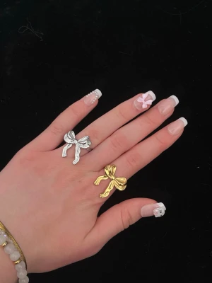 Rosett ringar i guld och silver - Helt nya, 89kr styck, justerbara! 29kr frakt💘