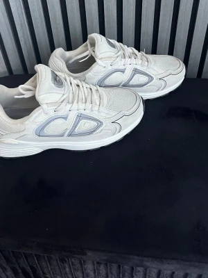 Vita b30 - Hej säljer nu mina b30 eftersom de ej passar längre, skorna är i bra skick. Priset kan diskuteras vid snabb affär ‼️