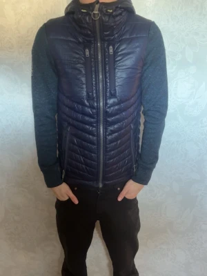 Mörkblå cardigan med huva från superdry  - En sporting vår/höst jacka. 