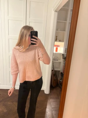 Ljusrosa stickad T-shirt  - Säljer denna fina tröjan. Säljer då den inte kommer till användning. Storlek S! Skriv om ni har frågor önskar fler bilder osv💕💕