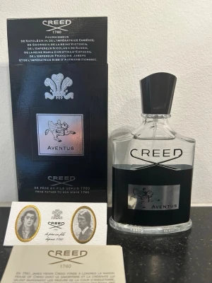 Creed Aventus parfym - Hej, säljer en creed Aventus. Helt ny så väldigt bra pris för en ny. 100ml med orginal box med följer. Ny pris 3500