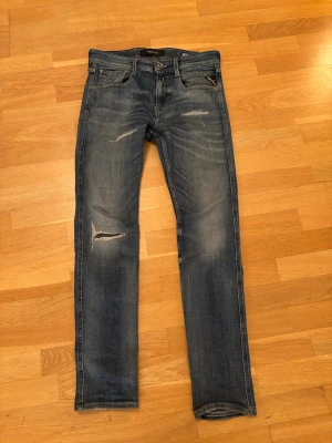 Replay jeans  - Säljer ett par blå jeans från Replay. Modell - Anbass, storlek W29 L30, skick 8/10. Skriv om ni har några funderingar!