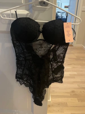 Svart spetsbody från H&M💕 - Säljer en svart spetsbody från H&M. Bodyn är oanvänd. Pris kan diskuteras🩷