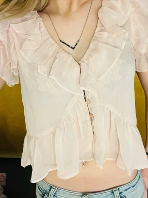 Ljusrosa volangblus med kort ärm - Jättefin rosa blus! Använd en gång. Pris går alltid att diskutera 💕