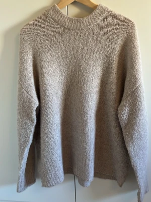 Beige stickad tröja - Den är storlek S men är ganska stor så skulle säga M/ L❤️