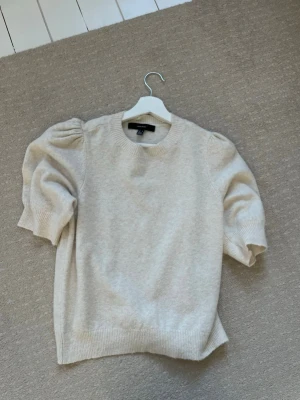 Jätte fin trekvart tröja från Vera Moda i storlek M -  jättefint trekvarts tröja från Vera Moda i storlek M. Aldrig använd därav inga defekter, köptes för 400 kr med säljs enbart för 80 kr.