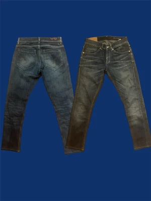 Dondup jeans - Säljer två par jeans, ett par i ljusgrå tvätt och ett par i mörkblå tvätt. Båda har klassisk femficksdesign, raka ben och normal midja. Perfekta för en avslappnad stil och passar till det mesta. Materialet är bomullsdenim. Skriv för mer, det går att köpa separat skriv vid minsta fundering