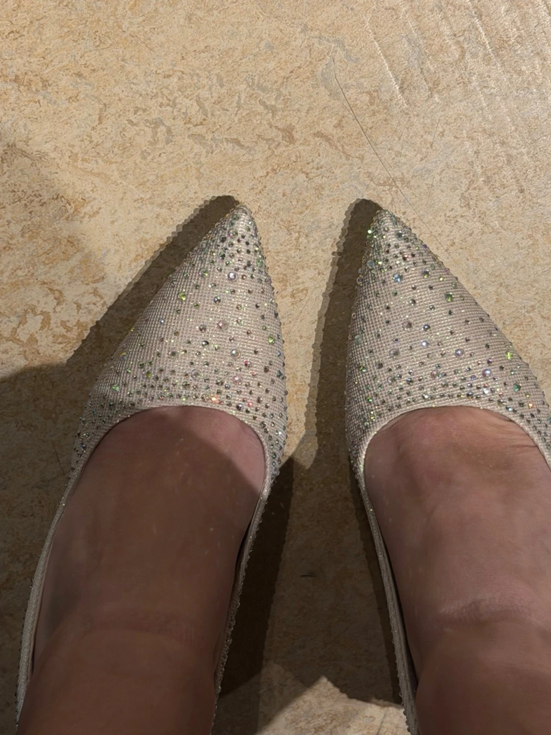 Glittriga pumps med guldfärgad klack - 1