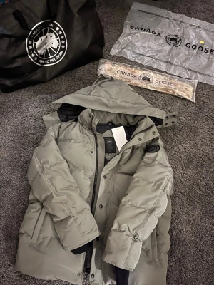 Ljusgrå dunjacka från Canada Goose - Hej, Jag säljer nu en ljus grå Canada Goose jacka, Jackan är i toppskick och pris kan diskuteras😊 Bara att höra av sig vid frågor eller funderingar ⭐️