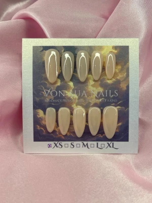 Classy (XS);Medium Almond - Handgjorda press-on naglar i en elegant nude beige nyans med glansig finish. Naglarna har en medium lång, mandelformad design och kommer i storlek XS: 14 mm, 11 mm, 11,5 mm, 10 mm, 8 mm. Perfekt för dig som vill ha ett stilrent och trendigt nagelset. Materialet är högkvalitativt och ger en lyxig känsla.