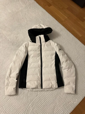 Skidjacka - Skidjacka från Everest i nyskick, endast använd 2 gånger så är som helt ny. Storlek 38, nypris 1999