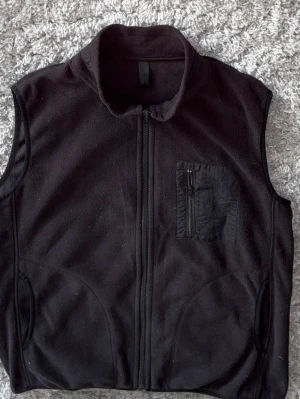 Flecce väst - Svart flecce väst| Storlek: S| Skick 8/10| Vid några funderingar är det bara höra av sig. 