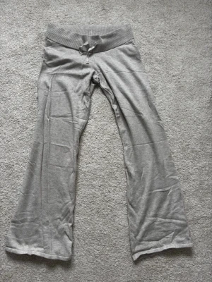 Beiga stickade mjukisbyxor från Gina Tricot - Säljer ett par beiga stickade mjukisbyxor från Gina Tricot. Säljs inte längre på hemsidan använda 1 gång. Byxorna har raka, något utsvängda ben och är tillverkade i mjukt bomullsmaterial. Passar xxs-xs 💕💕pris kan diskuteras