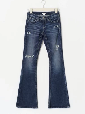 Jeans - Säljer dessa jeans från Gina 14+🤗🤗 Jeansen har låg midja och utsvängda ben, samt superfina detaljer baktill. Använda ungefär 2-4 gånger
