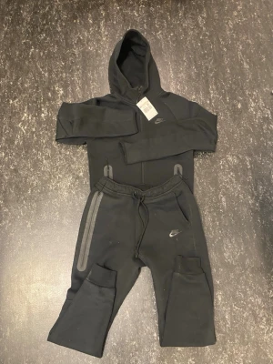 Nike tech dress  - Nike tech dress byxor storlek S hoodie storlek xs 