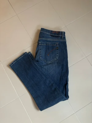 Dondup George jeans w35 - Extremt snygga trendiga blå stentvättade Dondup George jeans i w35 säljes. 44 cm breda och 103 cm total längd. Grym passform i Toppenskick utan hål eller fläckar. Verkligen superfint skick och jättesnygg tvätt! Perfekta nu till våren och sommaren och tveka inte vid minsta fråga!