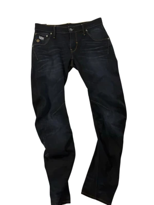 G-star Jeans - Snygga jeans från G-Star RAW med raka ben och coola kontrastsömmar. Jeansen har klassisk femficksdesign, detaljerade sömmar och en liten logotyp på fickan fram. Tillverkade i slitstarkt denim med en modern passform.