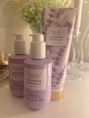 Victoria's Secret Lavender & Vanilla set - Set med två body oils och en body lotion från Victoria's Secret i doften Lavender & Vanilla. Produkterna har en mjuk lavendellila färg och kommer i plastflaskor med pump samt en tub. Perfekt för dig som älskar lugnande och söta dofter.