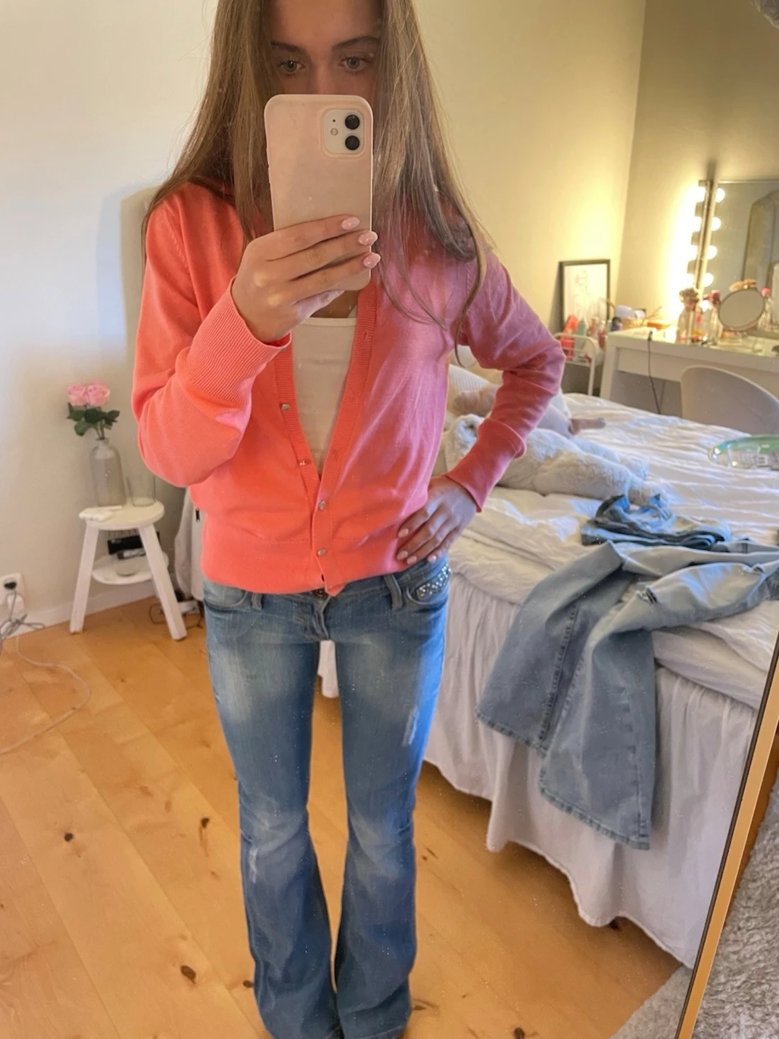 Blå bootcut jeans med strassdetaljer